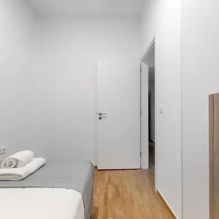 Cozyopolis - Timeless 3-br Escape In