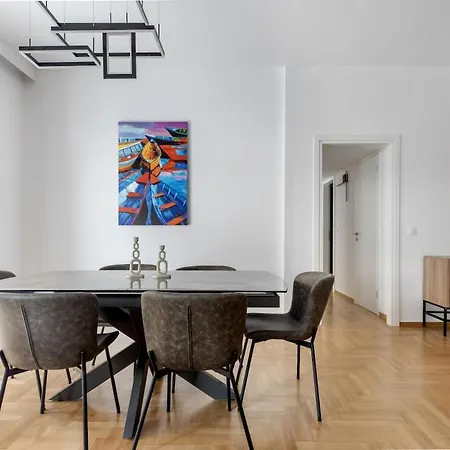 Apartment Cozyopolis - Timeless 3-br Escape In *